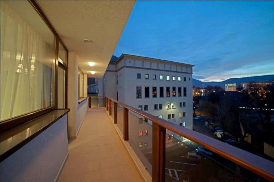 Apart Hotel Vlad Tepes Брашов Экстерьер фото